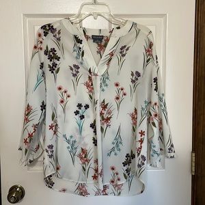 Van Heusen Flower Split Neck 3/4 Sleeve Top Sz. Medium